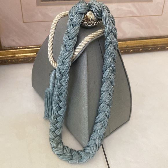 Triangular grey satin organza evening bag with tassel - Picture 5 of 6